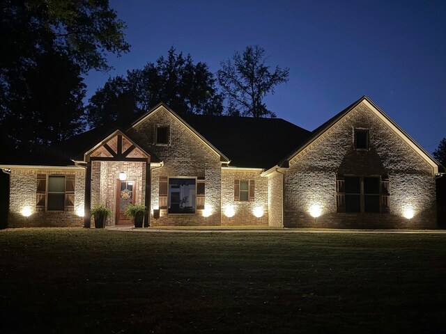 view of front of property featuring a lawn