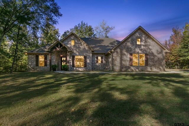 view of front of home featuring a lawn