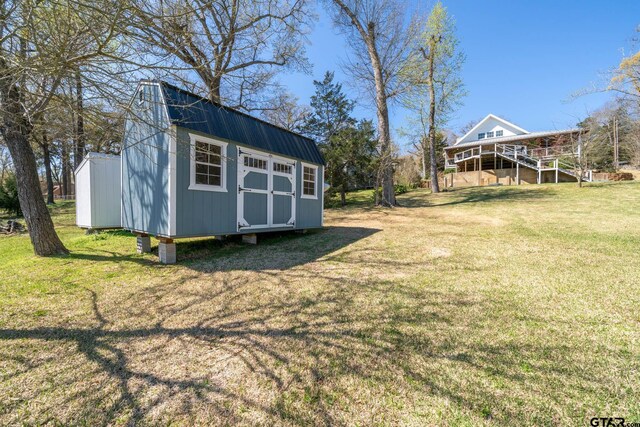 view of yard featuring an outdoor structure and a storage shed