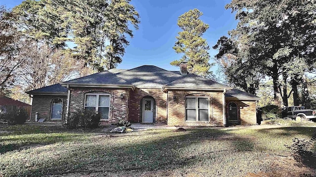 ranch-style house with a front yard