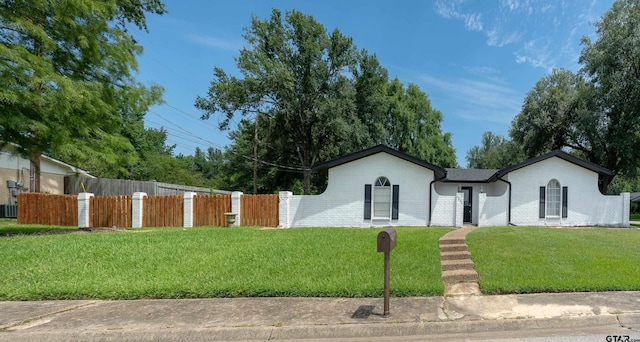 single story home featuring a front yard