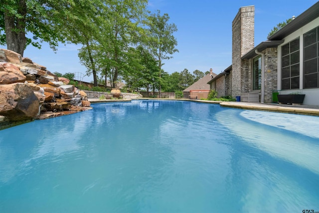 view of swimming pool