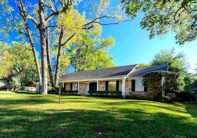 ranch-style house featuring a front yard