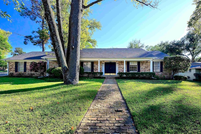 ranch-style home featuring a front lawn