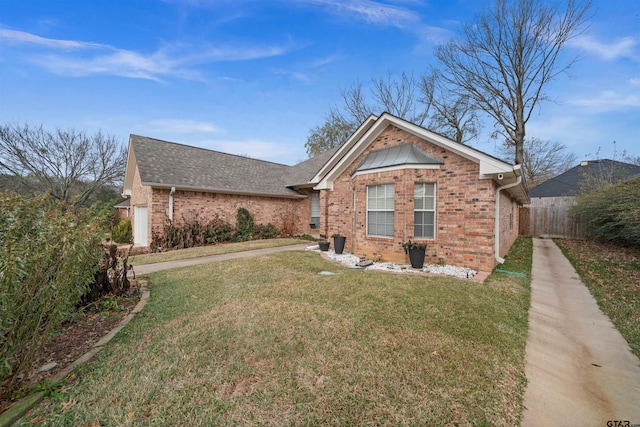 view of front of home featuring a front lawn