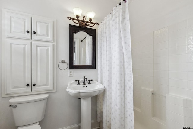 bathroom featuring a shower with curtain, a chandelier, and toilet