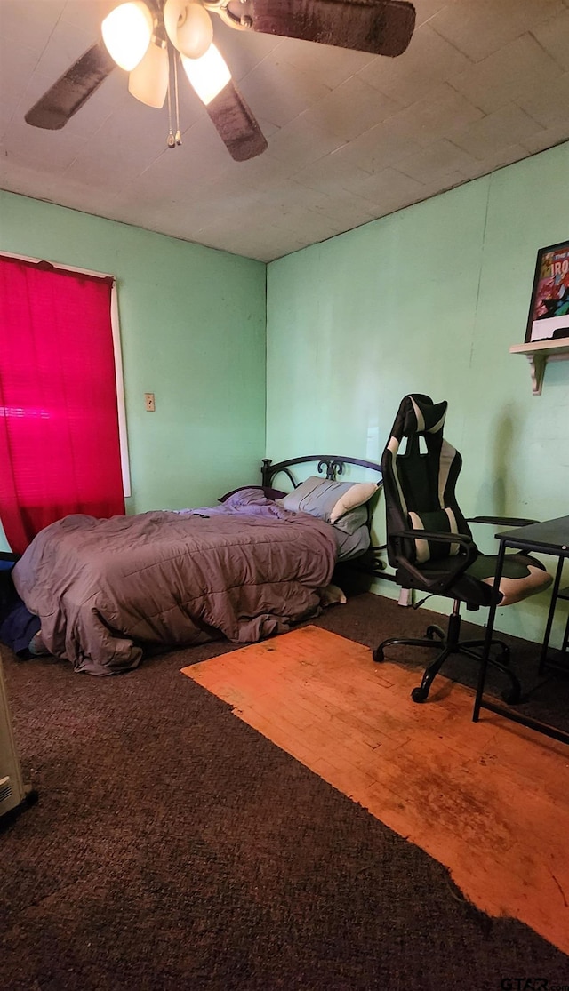 bedroom featuring ceiling fan