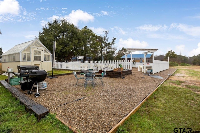 view of yard with an outbuilding