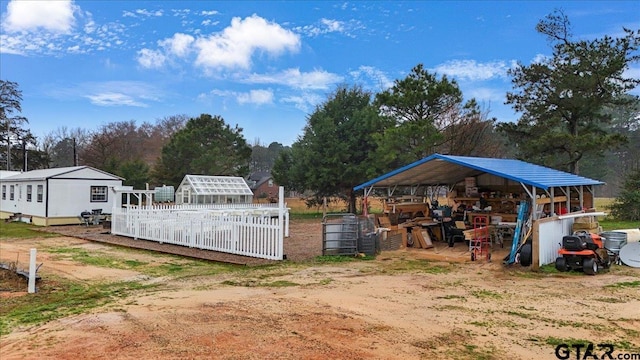 view of yard with an outbuilding