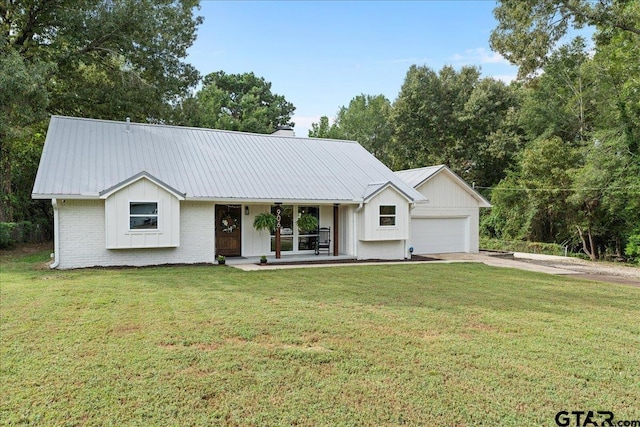 view of front facade featuring a front yard, a porch, and a garage