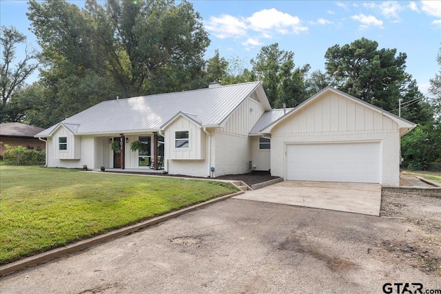 view of front of house featuring a front lawn and a garage