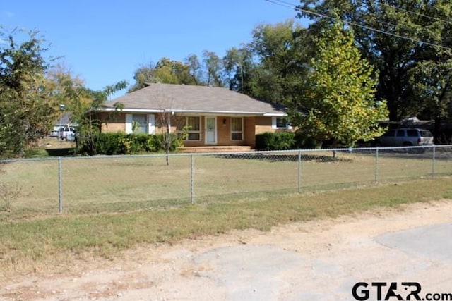 view of front of house featuring a front lawn