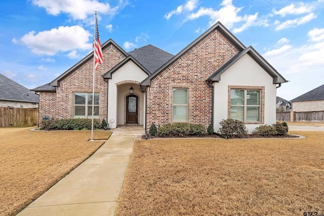 view of front facade featuring a front yard