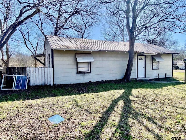 single story home with a front yard