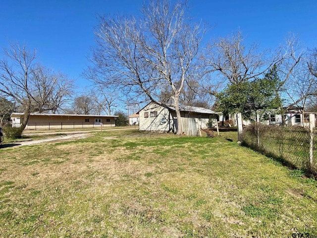 view of yard with an outbuilding