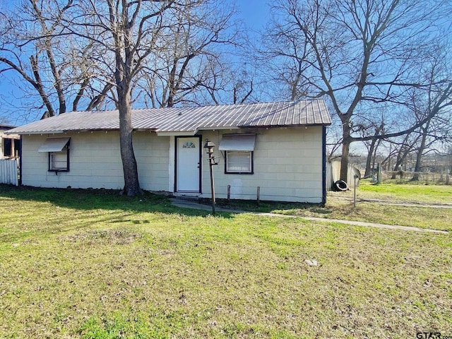 ranch-style house featuring a front lawn