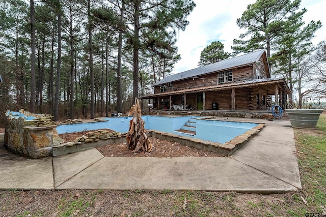 view of swimming pool