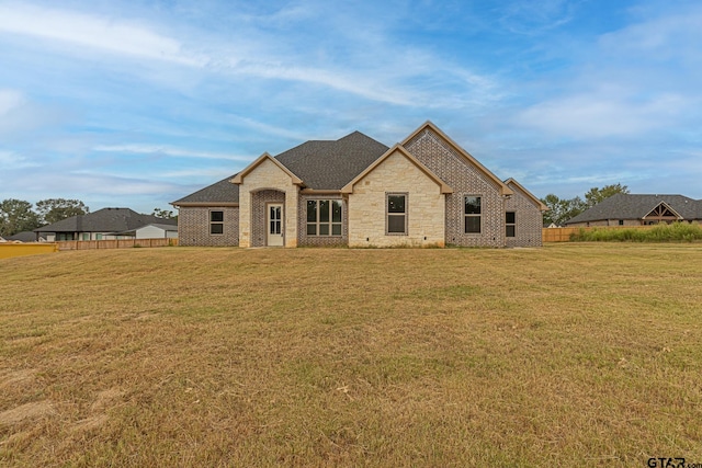 view of front of house featuring a front yard