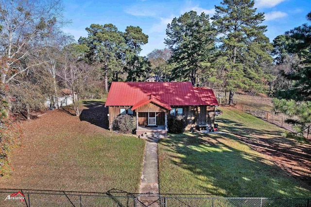 view of front of home featuring a front yard