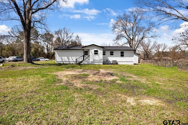 view of front of house featuring a front yard