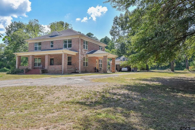 view of front of house featuring a front lawn