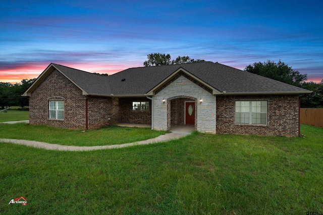 view of front facade featuring a lawn