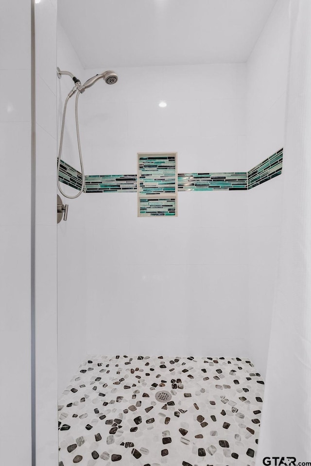 bathroom with a tile shower