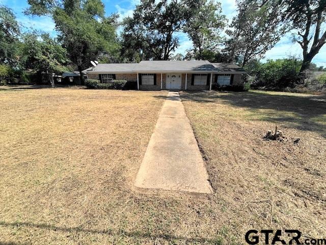 ranch-style home featuring a front lawn