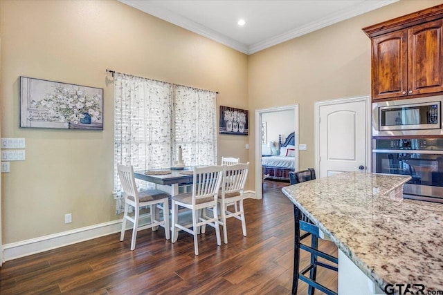 dining space featuring recessed lighting, a high ceiling, crown molding, baseboards, and dark wood-style flooring