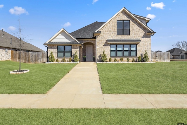 view of front facade featuring a front yard