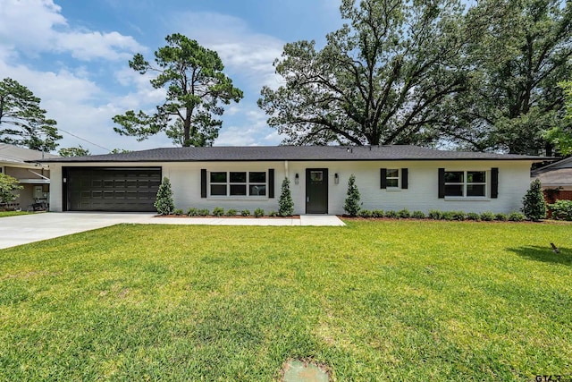 2918 Oak Knob Dr, Tyler, TX 75701 - ranch-style house featuring an attached garage, concrete driveway, and a front lawn