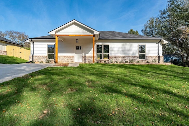 craftsman-style house featuring a front lawn