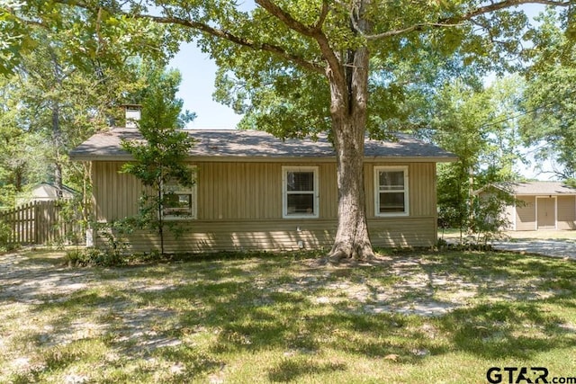 ranch-style home with a front lawn