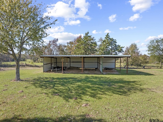 view of yard with an outbuilding