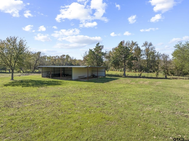 view of yard with an outbuilding