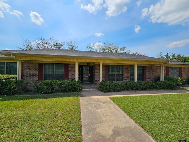 ranch-style house featuring a front lawn