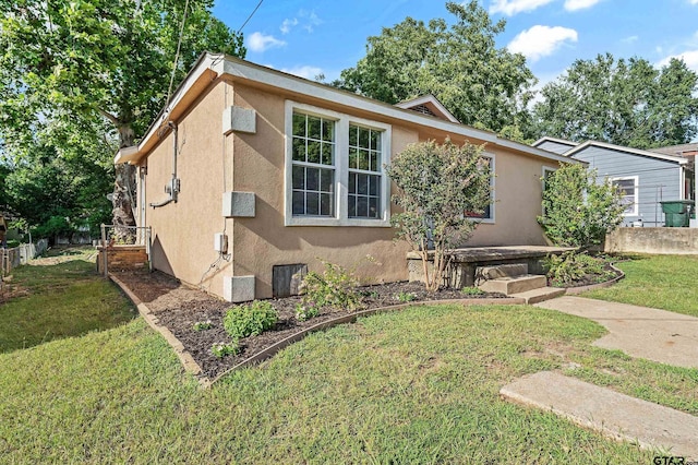 view of front facade featuring a front yard