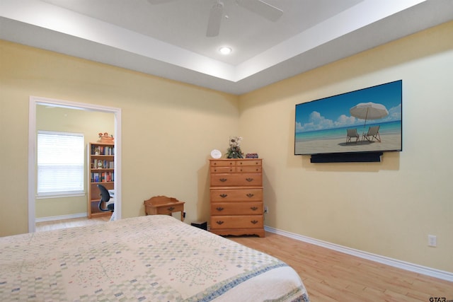 bedroom featuring light wood-style floors, baseboards, a ceiling fan, and recessed lighting