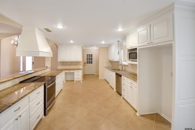 413 Maggie Cir, Flint, TX 75762 - kitchen with stainless steel appliances, custom exhaust hood, backsplash, white cabinets, and recessed lighting