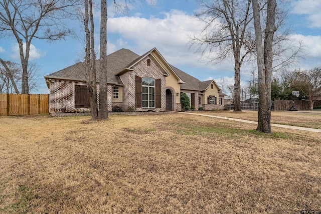 view of front facade featuring a front yard