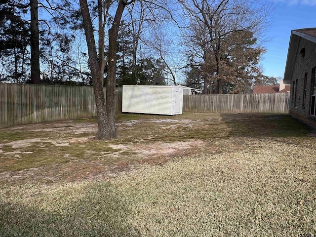 view of yard featuring a storage shed