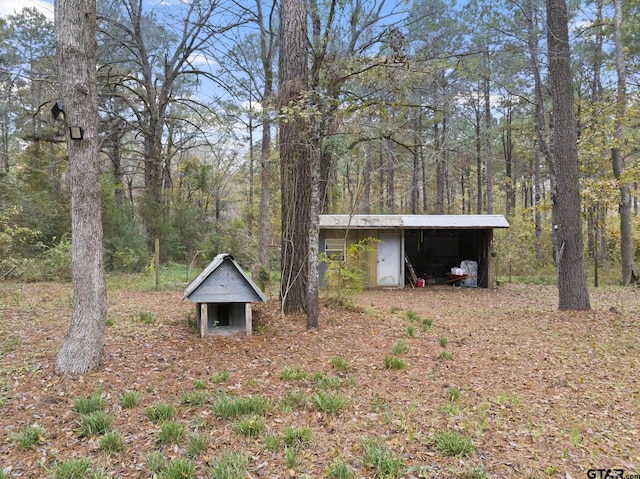 view of yard with an outbuilding