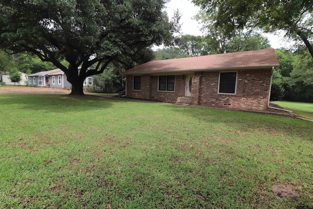 single story home with a front lawn