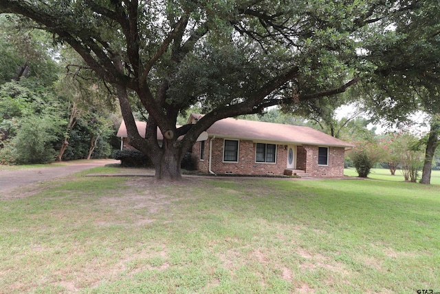 ranch-style home featuring a front lawn