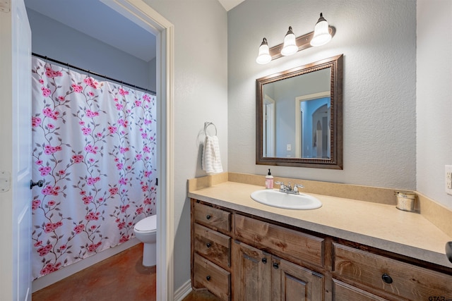 bathroom with a shower with shower curtain, vanity, and toilet