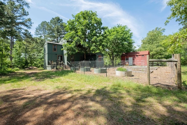 view of yard featuring an outdoor structure