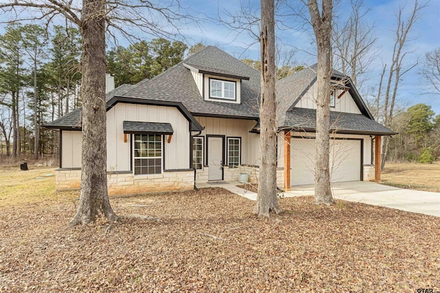 view of front facade featuring a garage