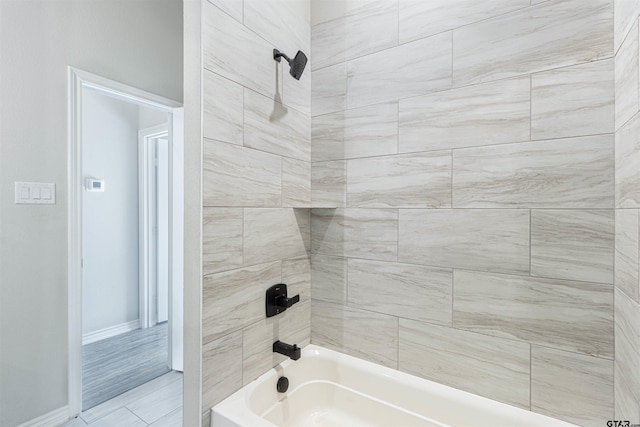 bathroom with tiled shower / bath combo