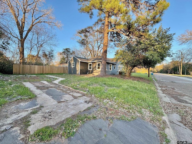 view of front of house featuring fence