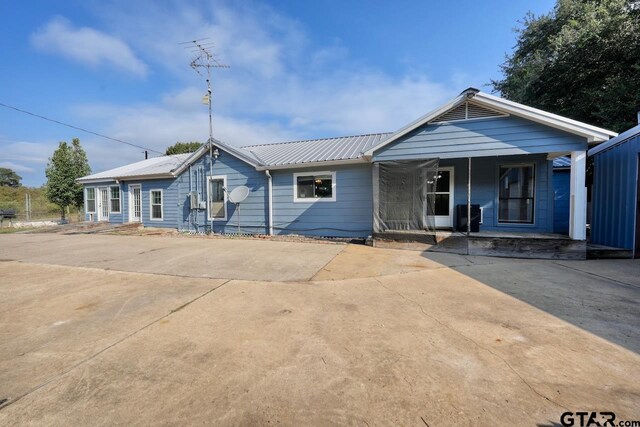 view of front of home featuring a porch